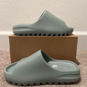 Yeezy Slides Salt size 6 Men’s